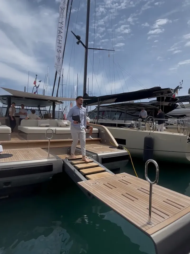 Berater auf dem Steg einer Segelyacht