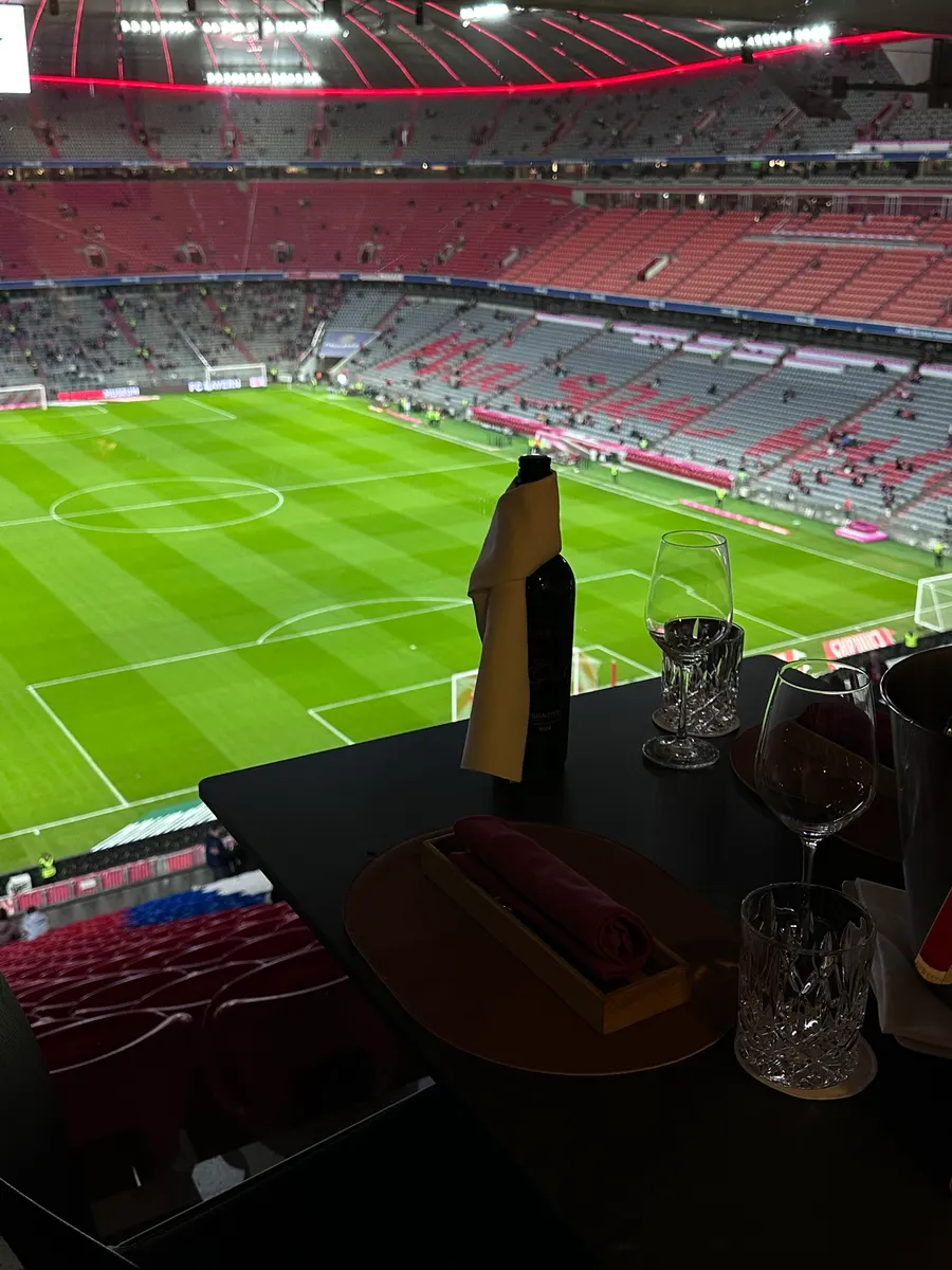 Gedeckter Tisch in einer VIP-Loge mit Blick ins Fußballstadion