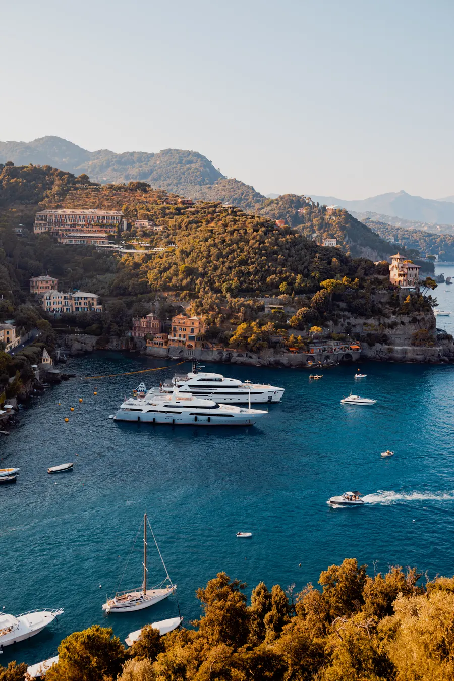 Yachten vor Anker in der Bucht von Portofino
