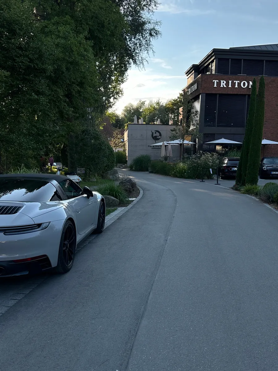 Sportwagen-Cabrio vor dem Triton