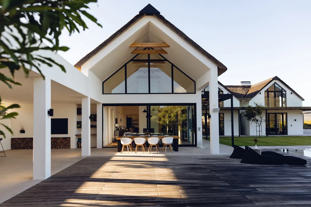 Moderne Villa mit Glasgiebel und Terrasse