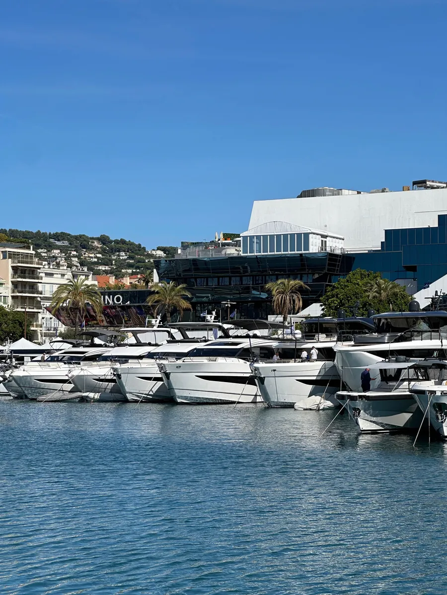 Motoryachten im Hafen